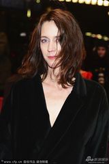 组图：《嫌犯莱拉》首映 导演皮亚携小童星抢镜