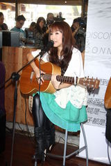 组图：宇珩相隔四年发专辑 马来帮光良戴佩妮祝贺