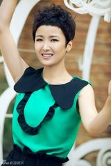 组图：拉丁舞后黄曼户外写真 个性短发帅气出镜