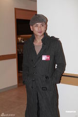 组图：黄宗泽获胡杏儿送钻石 钟嘉欣变身大提琴家