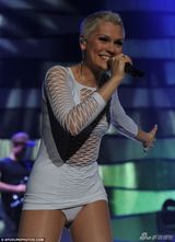 组图：Jessie J绷带装独特性感 下身仅穿底裤