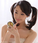 组图：苗洛依晒芭比版床照 穿白纱火辣卖萌