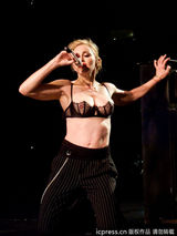 组图：麦当娜上演限制级 边跳边脱蹭猛男