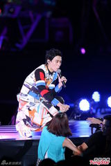 组图：严爵个唱秀舞技 打死不肯脱衣露腹肌