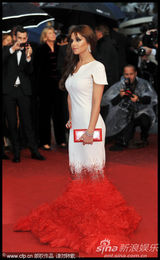组图：《爱》戛纳首映 科尔白底红尾裙别具一格