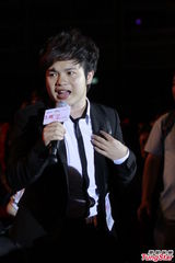 组图：《好声音》香港开唱 赵露走光露底