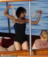 组图：德普刮胡子变奶油小生 难抑情欲抱女友狼吻