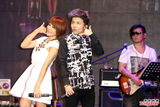 组图：江美琪小宇合作音乐会巧遇台风