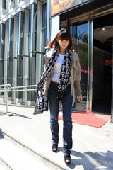 组图：海陆街拍LOOK 卡其色风衣搭牛仔裤