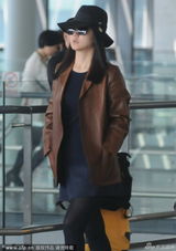 组图：李湘礼帽遮脸酷劲十足 短裙黑丝秀小腿粗