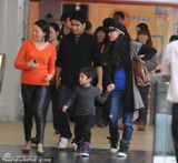 组图：张柏芝包场携儿畅游游乐园