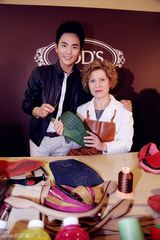 组图：张晓龙名店剪彩 亲手做鞋体验意式工艺