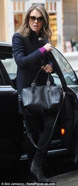 组图：伊丽莎白-赫莉雨中漫步 衣着低调改风格