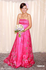 幻灯组图：唐宁着桃红婚纱扮新娘 伴娘杨爱瑾秀粉嫩