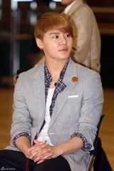 高清图：JYJ俊秀《莫扎特》彩排 全情投入卖力演出