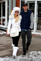 组图：希尔顿与小男友甜蜜吃午餐 戴皮草帽积极防寒