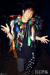 组图：大张伟全新炫彩大片 大胆驾驭波普风