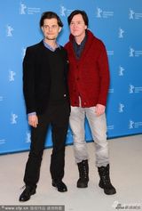 组图：《金子》记者会乌维-波姆红衣惹眼