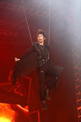 组图：韩国人气男组合SHINee首次开个唱