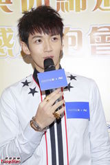 组图：柯震东出席代言阳光帅气引粉丝围观