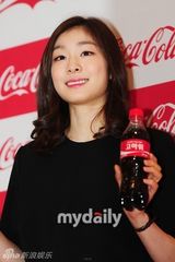 组图：金妍儿参加体育大奖颁奖礼短裙俏丽