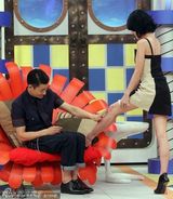 组图：刘德华上《康熙》遭小S飞扑猛吃豆腐