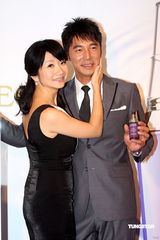 幻灯：陶晶莹与老公首度亲密代言 不忘为小S叫屈