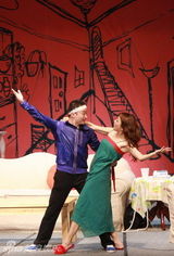 组图：新版《两老婆》首演 喻恩泰扮成情趣兔女郎