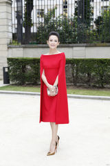 组图：章子怡红色高订斗篷装现身巴黎