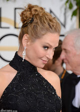 组图：乌玛-瑟曼挂脖礼服亮相红毯秀迷人身材