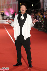 组图：金钟主持谢怡芬性感白衣携手曾国城