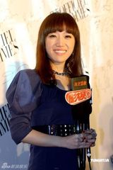 高清图：阿朵参观艺术展玩手机 妆容略显苍老