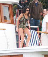 组图：林赛-罗韩豹纹比基尼现身片场