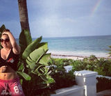 组图：玛利亚-凯莉携双胞胎儿女度假享受自在时光