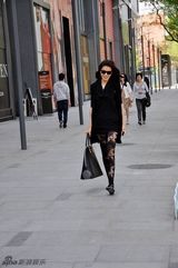 组图：王海珍时尚街拍 游走在随意性感间