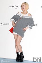 组图：韩团missA&BlockB成员出席品牌时装展