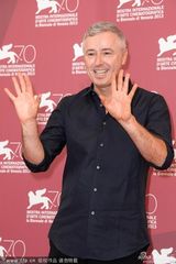 组图：《东方男孩》首映 瑞鲍汀红毯假装颁奖