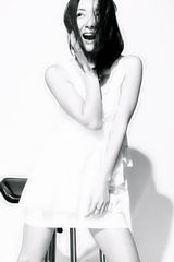 组图：王妍苏纯净黑白写真 清爽迷人笑容甜美