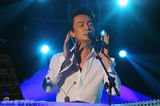 组图：李泉献唱爵士音乐节 全场合唱“在一起”