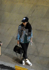 组图：范冰冰携爸妈现身机场 父女拥抱真情流露