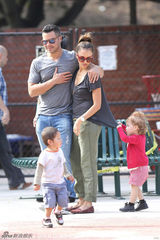 组图：阿尔芭一家甜蜜出游 与丈夫拥抱秀恩爱