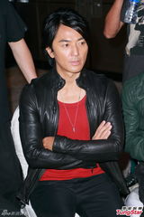 组图：古惑仔将登红馆开唱 陈小春感慨落泪