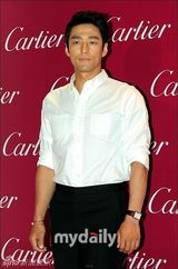 组图：金喜善亮相发型老气 尹恩惠镂空装魁梧