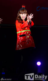 组图：韩蜡笔团金长勋慰问消防兵 穿制服献唱