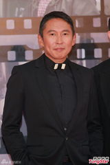 组图：钮承泽与乌尔善相金像红毯黑衣笔挺