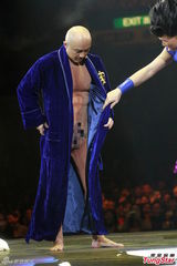 组图：张卫健巡演奇装异服似全裸肌肉男