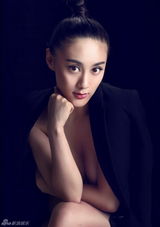 组图：于佳加拍惹火写真 制服诱惑大露事业线