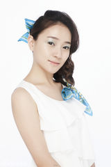 组图：焦俊艳写真上演纯白诱惑  清新笑容温婉可人