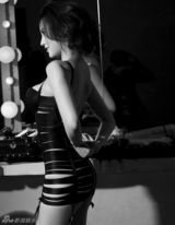 组图：莫小棋化妆间拍性感大片 梦想成为心灵导师