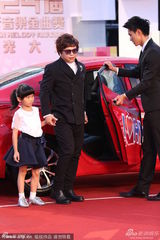 组图：盲人兄弟王俊杰戴黑墨镜牵小萝莉亮相